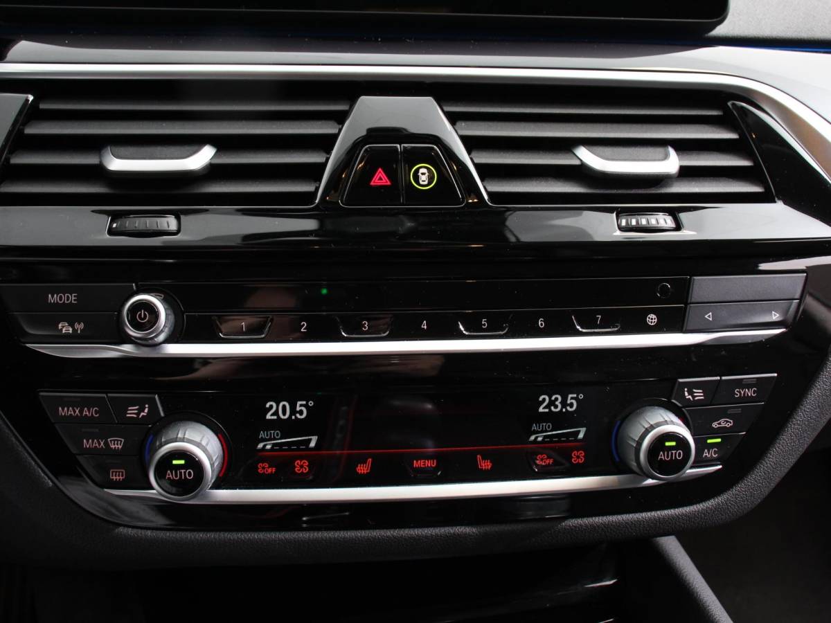 BMW 5 Serie BMW 5-serie Touring 530e Business PHEV AUTOMAAT Adaptieve cruise control LED Leder Navigatie Stoelverwarming Achteruitrijcamera Sfeerverlichting Lane assist Climate control Apple Carplay/ Android Auto