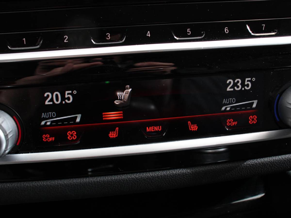 BMW 5 Serie BMW 5-serie Touring 530e Business PHEV AUTOMAAT Adaptieve cruise control LED Leder Navigatie Stoelverwarming Achteruitrijcamera Sfeerverlichting Lane assist Climate control Apple Carplay/ Android Auto