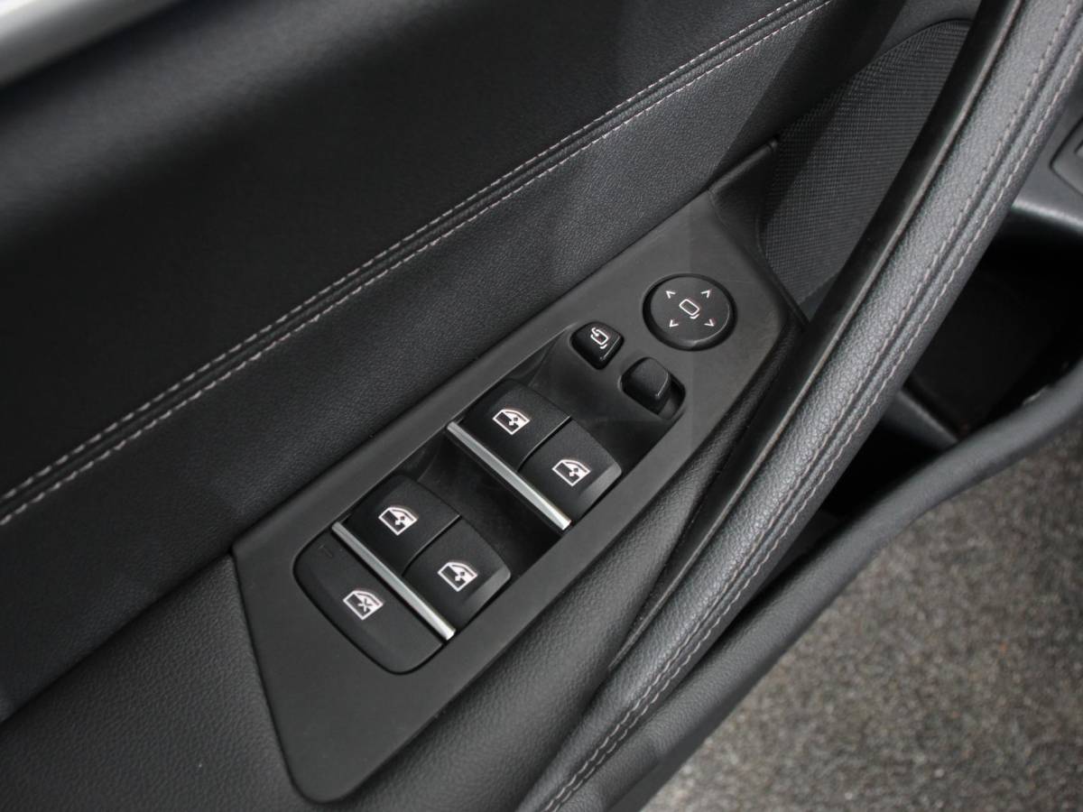 BMW 5 Serie BMW 5-serie Touring 530e Business PHEV AUTOMAAT Adaptieve cruise control LED Leder Navigatie Stoelverwarming Achteruitrijcamera Sfeerverlichting Lane assist Climate control Apple Carplay/ Android Auto