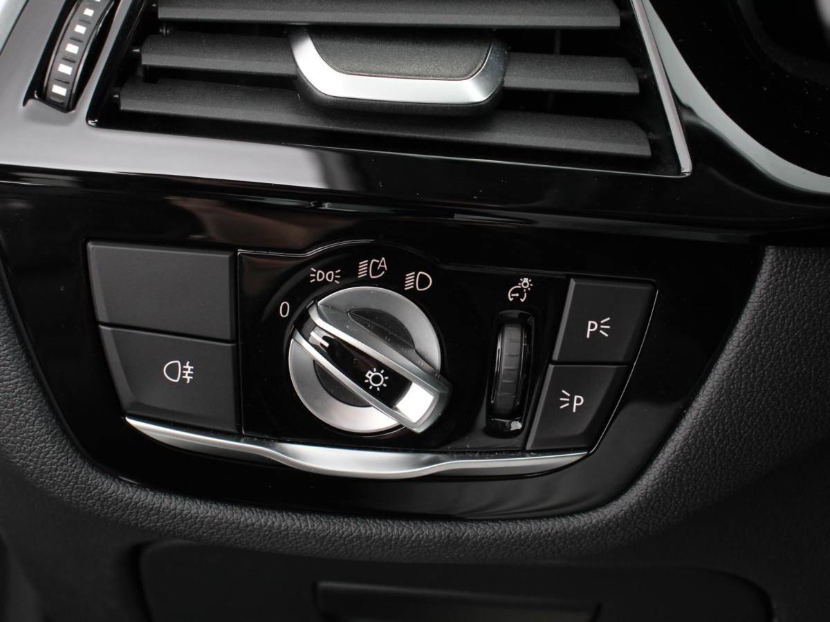 BMW 5 Serie BMW 5-serie Touring 530e Business PHEV AUTOMAAT Adaptieve cruise control LED Leder Navigatie Stoelverwarming Achteruitrijcamera Sfeerverlichting Lane assist Climate control Apple Carplay/ Android Auto