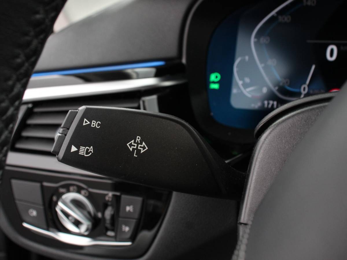 BMW 5 Serie BMW 5-serie Touring 530e Business PHEV AUTOMAAT Adaptieve cruise control LED Leder Navigatie Stoelverwarming Achteruitrijcamera Sfeerverlichting Lane assist Climate control Apple Carplay/ Android Auto