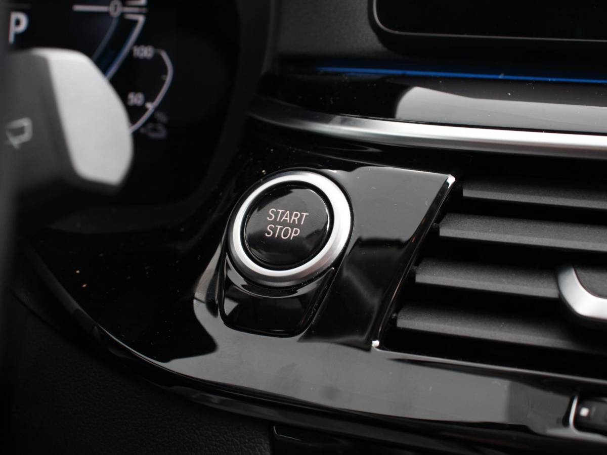 BMW 5 Serie BMW 5-serie Touring 530e Business PHEV AUTOMAAT Adaptieve cruise control LED Leder Navigatie Stoelverwarming Achteruitrijcamera Sfeerverlichting Lane assist Climate control Apple Carplay/ Android Auto