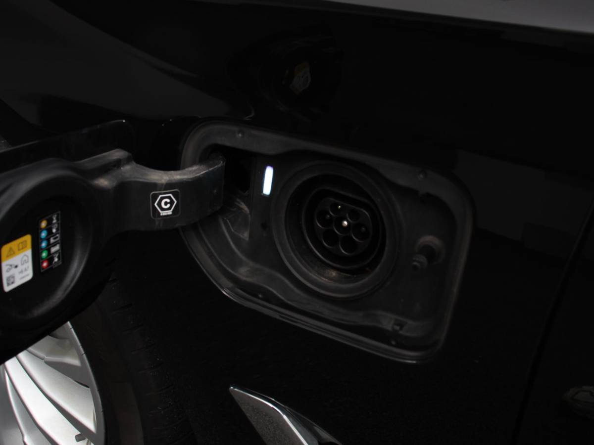 BMW 5 Serie BMW 5-serie Touring 530e Business PHEV AUTOMAAT Adaptieve cruise control LED Leder Navigatie Stoelverwarming Achteruitrijcamera Sfeerverlichting Lane assist Climate control Apple Carplay/ Android Auto