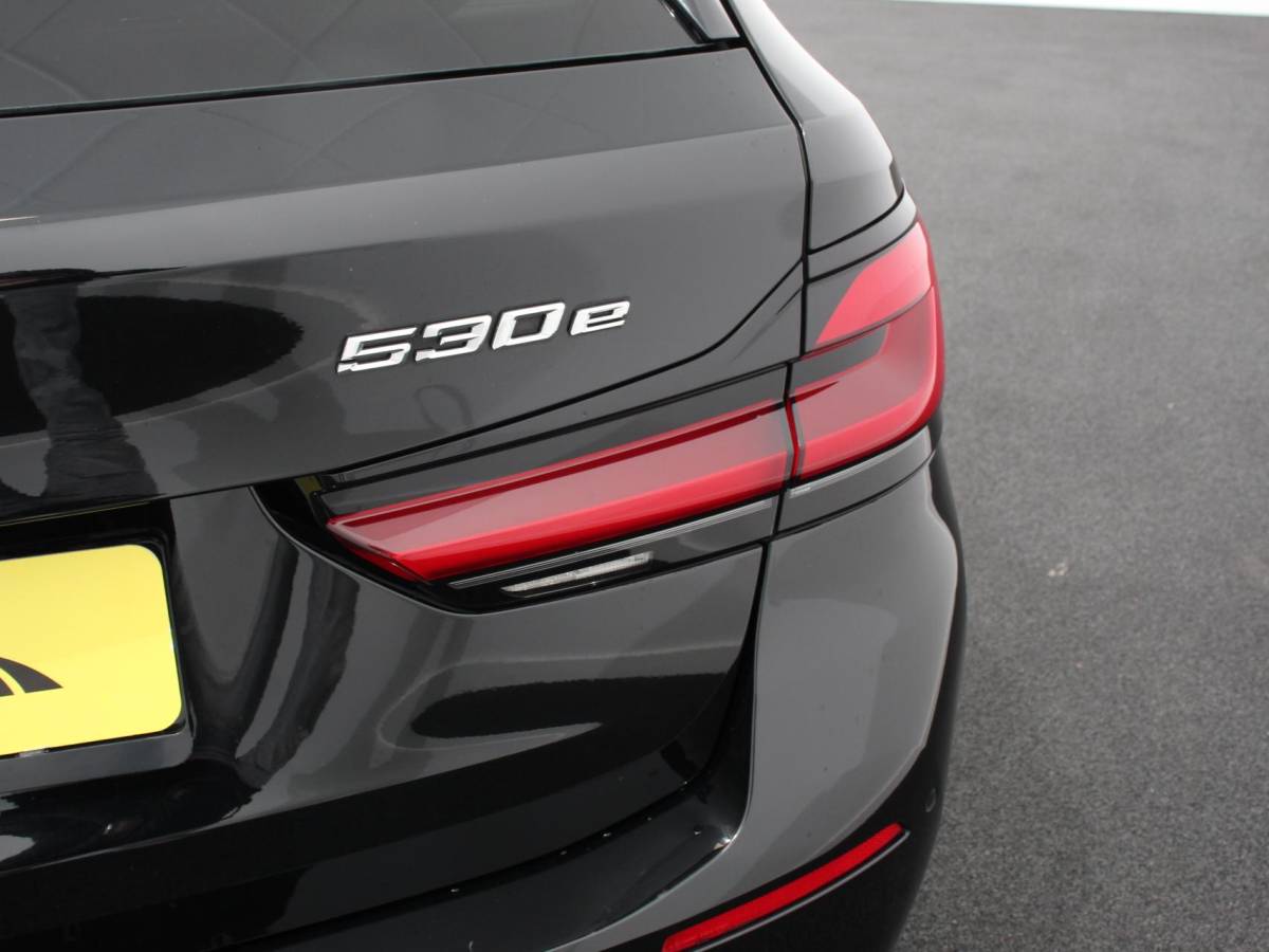 BMW 5 Serie BMW 5-serie Touring 530e Business PHEV AUTOMAAT Adaptieve cruise control LED Leder Navigatie Stoelverwarming Achteruitrijcamera Sfeerverlichting Lane assist Climate control Apple Carplay/ Android Auto