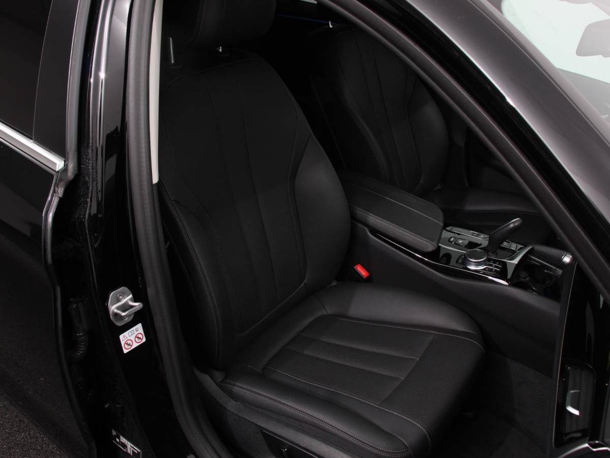 BMW 5 Serie BMW 5-serie Touring 530e Business PHEV AUTOMAAT Adaptieve cruise control LED Leder Navigatie Stoelverwarming Achteruitrijcamera Sfeerverlichting Lane assist Climate control Apple Carplay/ Android Auto