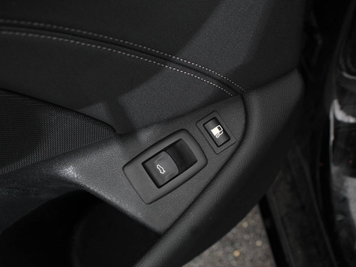 BMW 5 Serie BMW 5-serie Touring 530e Business PHEV AUTOMAAT Adaptieve cruise control LED Leder Navigatie Stoelverwarming Achteruitrijcamera Sfeerverlichting Lane assist Climate control Apple Carplay/ Android Auto
