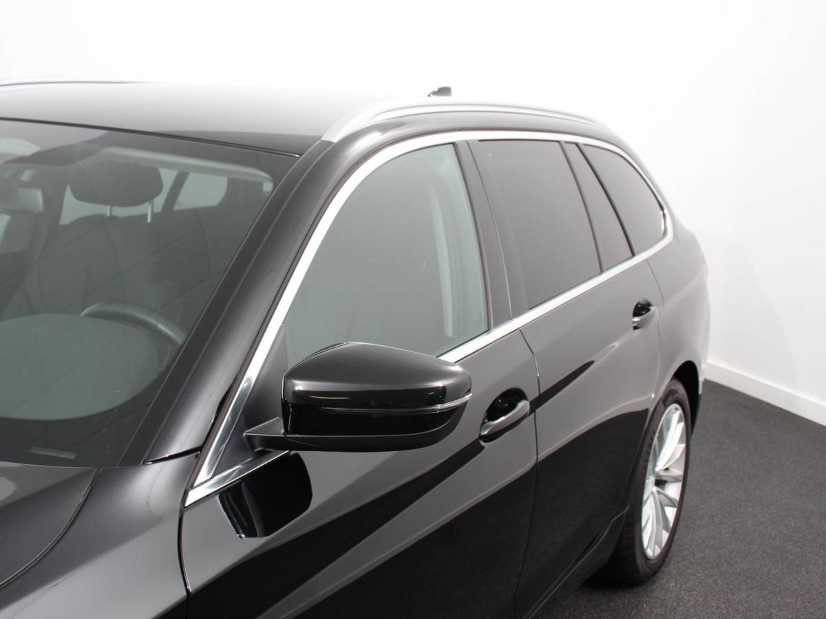 BMW 5 Serie BMW 5-serie Touring 530e Business PHEV AUTOMAAT Adaptieve cruise control LED Leder Navigatie Stoelverwarming Achteruitrijcamera Sfeerverlichting Lane assist Climate control Apple Carplay/ Android Auto