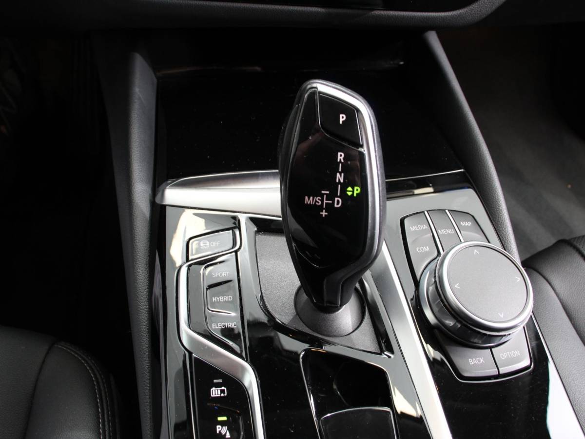 BMW 5 Serie BMW 5-serie Touring 530e Business PHEV AUTOMAAT Adaptieve cruise control LED Leder Navigatie Stoelverwarming Achteruitrijcamera Sfeerverlichting Lane assist Climate control Apple Carplay/ Android Auto