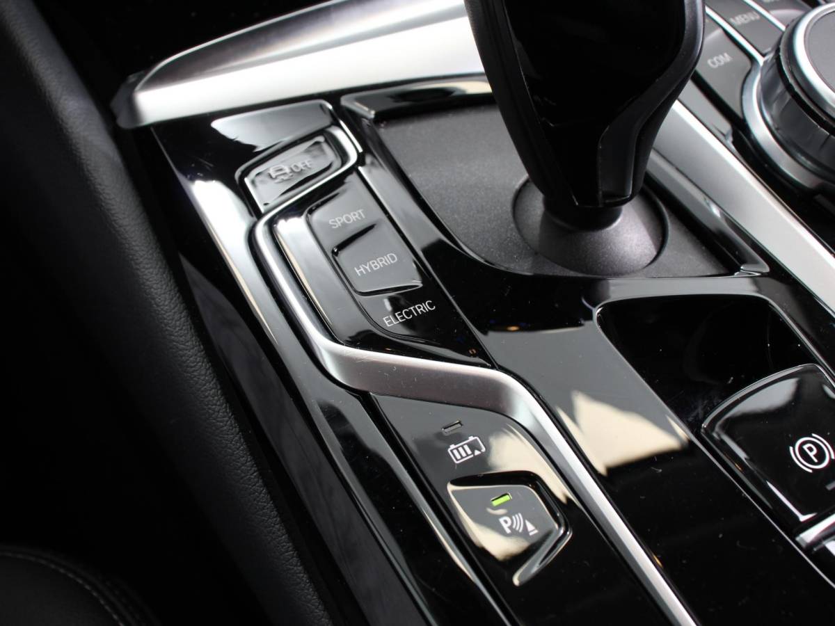 BMW 5 Serie BMW 5-serie Touring 530e Business PHEV AUTOMAAT Adaptieve cruise control LED Leder Navigatie Stoelverwarming Achteruitrijcamera Sfeerverlichting Lane assist Climate control Apple Carplay/ Android Auto