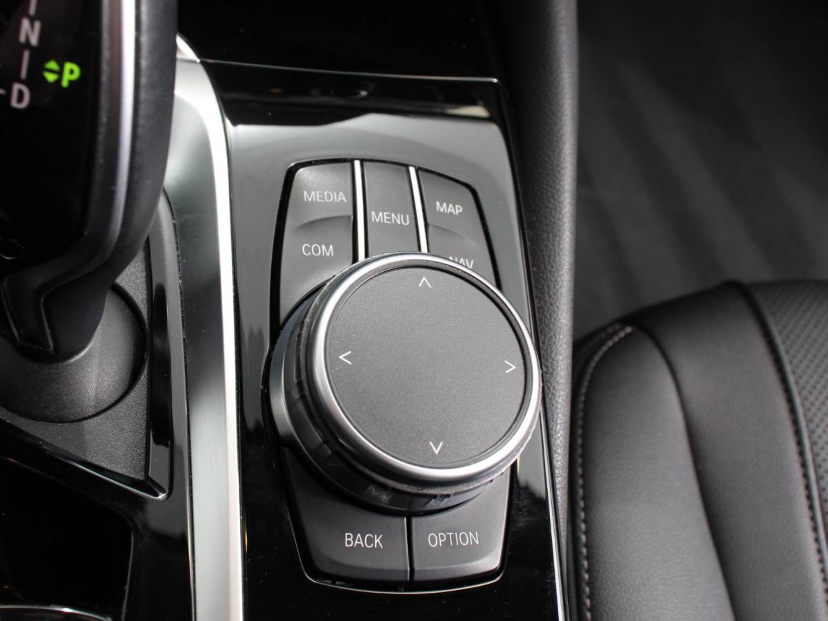 BMW 5 Serie BMW 5-serie Touring 530e Business PHEV AUTOMAAT Adaptieve cruise control LED Leder Navigatie Stoelverwarming Achteruitrijcamera Sfeerverlichting Lane assist Climate control Apple Carplay/ Android Auto