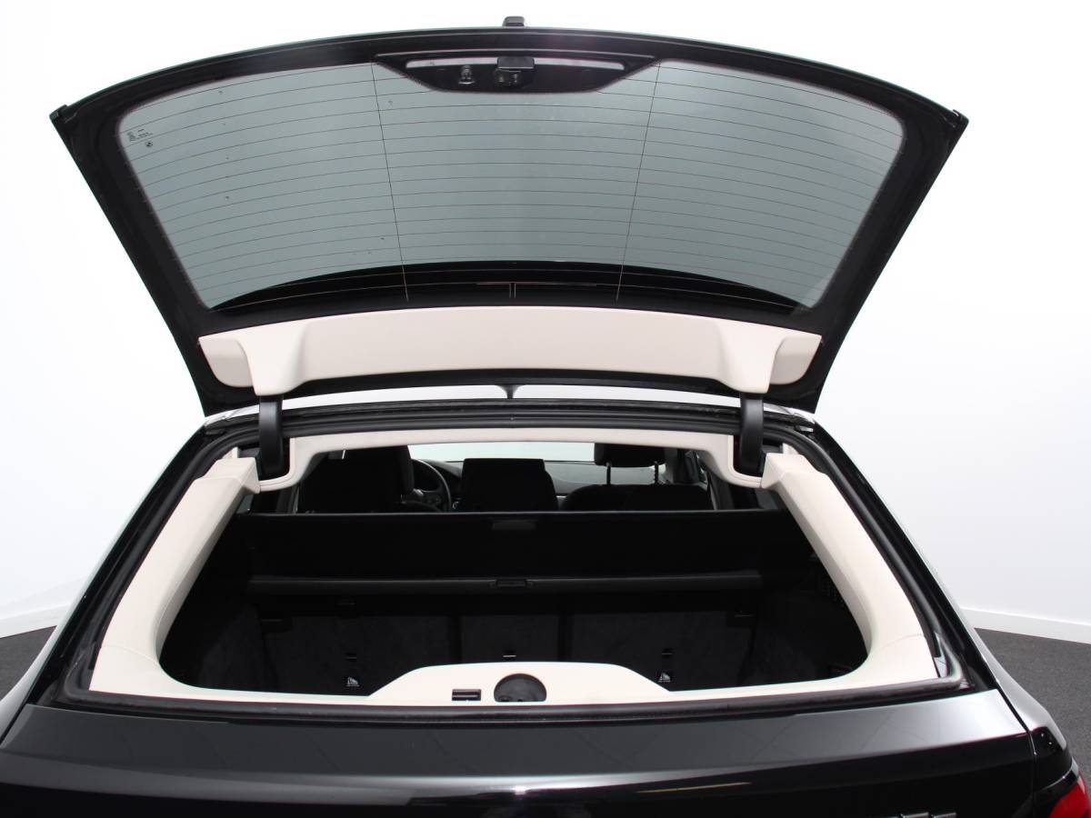 BMW 5 Serie BMW 5-serie Touring 530e Business PHEV AUTOMAAT Adaptieve cruise control LED Leder Navigatie Stoelverwarming Achteruitrijcamera Sfeerverlichting Lane assist Climate control Apple Carplay/ Android Auto