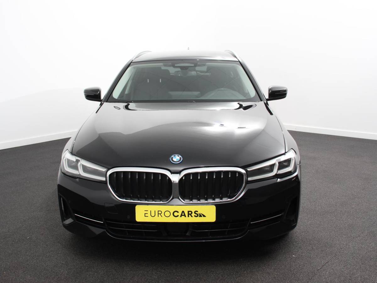 BMW 5 Serie BMW 5-serie Touring 530e Business PHEV AUTOMAAT Adaptieve cruise control LED Leder Navigatie Stoelverwarming Achteruitrijcamera Sfeerverlichting Lane assist Climate control Apple Carplay/ Android Auto