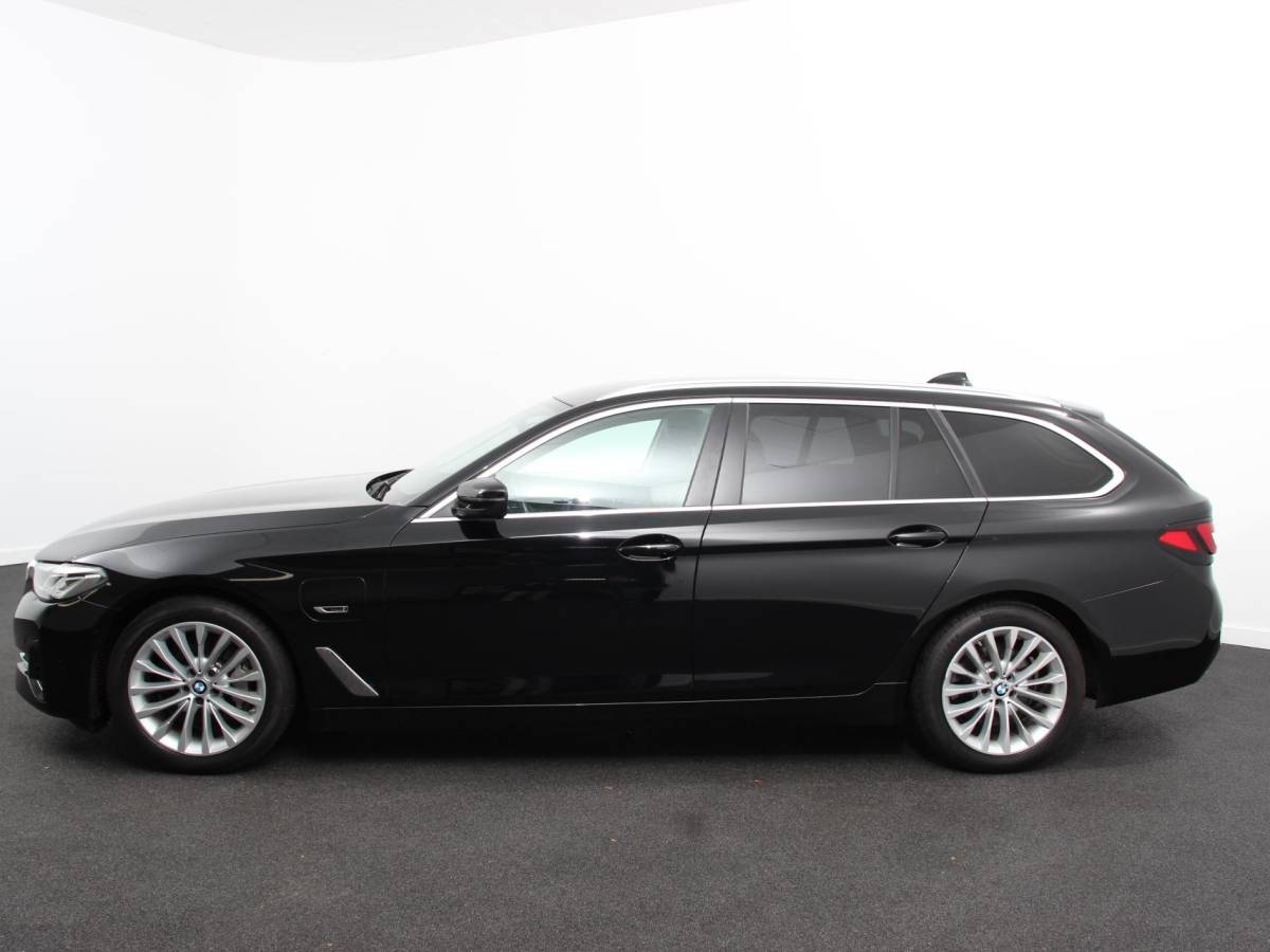 BMW 5 Serie BMW 5-serie Touring 530e Business PHEV AUTOMAAT Adaptieve cruise control LED Leder Navigatie Stoelverwarming Achteruitrijcamera Sfeerverlichting Lane assist Climate control Apple Carplay/ Android Auto