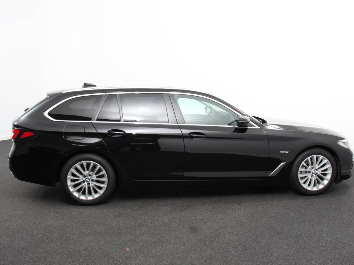 BMW 5 Serie BMW 5-serie Touring 530e Business PHEV AUTOMAAT Adaptieve cruise control LED Leder Navigatie Stoelverwarming Achteruitrijcamera Sfeerverlichting Lane assist Climate control Apple Carplay/ Android Auto
