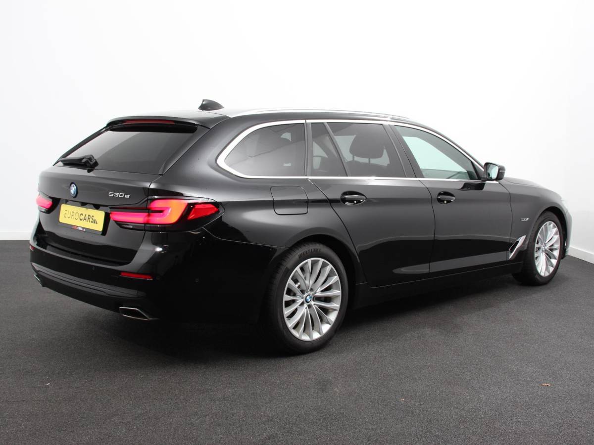 BMW 5 Serie BMW 5-serie Touring 530e Business PHEV AUTOMAAT Adaptieve cruise control LED Leder Navigatie Stoelverwarming Achteruitrijcamera Sfeerverlichting Lane assist Climate control Apple Carplay/ Android Auto