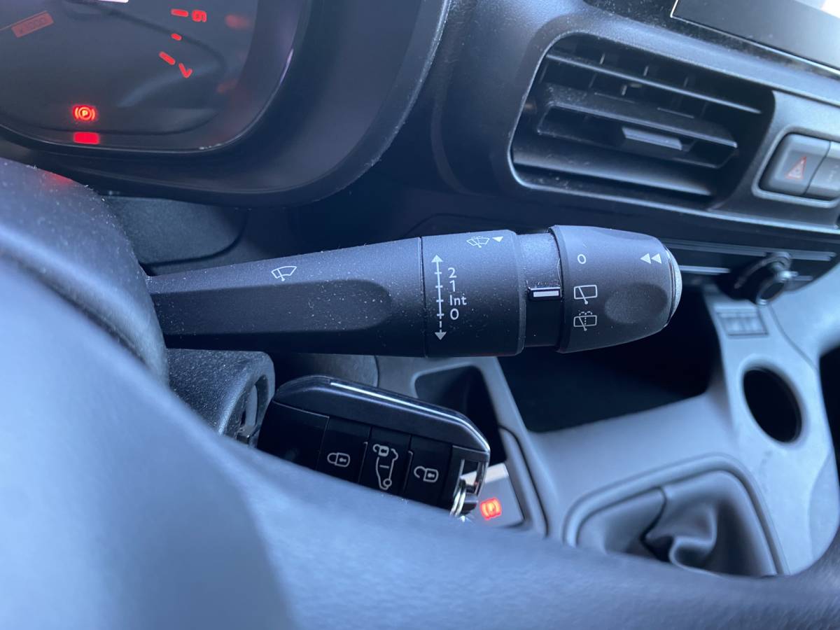 Citroën Berlingo Citroën Berlingo 1.5 BlueHDi 100 S&S L1 | apple carplay | trekhaak | schuifdeur | airco | houten laadvloer | 3 persoons | excl. BTW