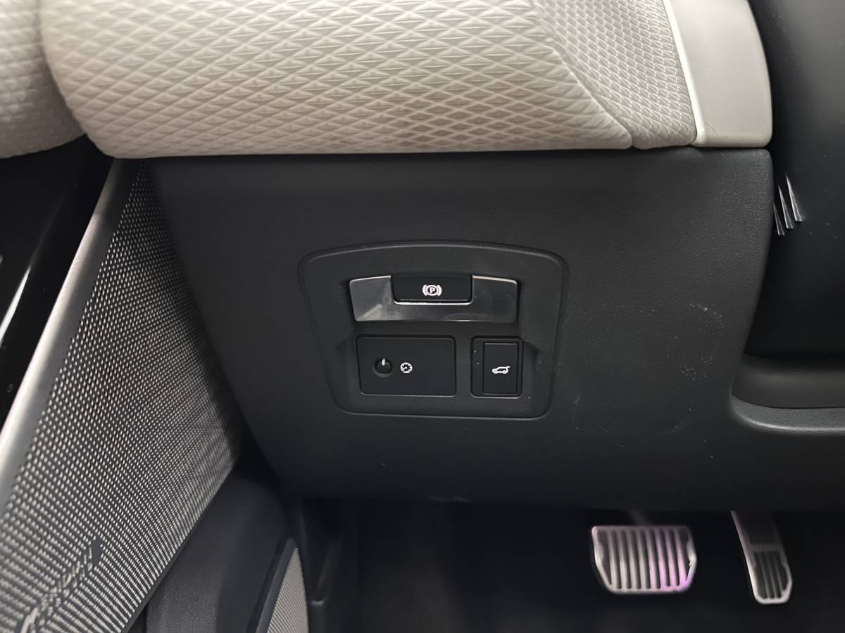 Land Rover Range Rover Velar Land Rover Range Rover Velar 3.0 V6 AWD HSE Aut. *PANO | LEATHER | FULL-LED | MEMORY-PACK | BLIND-SPOT | MERIDIAN-SURROUND | DIGI-COCKPIT | CAMERA | KEYLESS | HEATED-COMFORTSEATS | PRIVACY-GLASS | SHIFTPADDLES | CARPLAY | 21 “ALU*