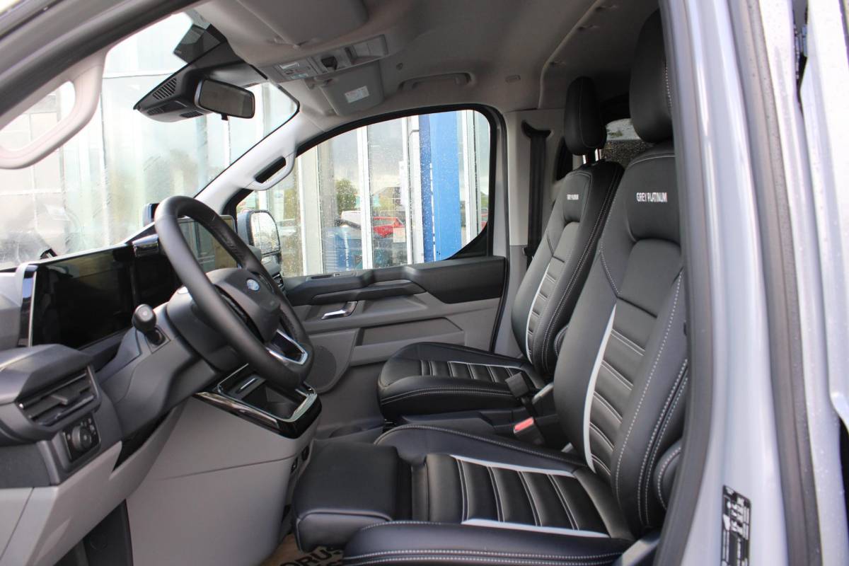 Ford Transit Custom Ford Transit Custom 320 2.5 PHEV L2H1 Grey Platinum DC | Ruime Voorraad! | Dubbele Cabine Of Gesloten Bestel | Rijklaar | Ford Voorraad | Dubbele zijschuifdeur | Dual-zone automatische airconditioning | Privacy glass | Groot middenconsole | Trekhaakvoorbereiding | Centrale dubbele vergrendeling | Driver Assistent Pack Ultimate | Verwarmbaar stuurwiel | 2 AGM accus | PHEV 1-fase oplaadkabel 10m | Vehicle Integration System