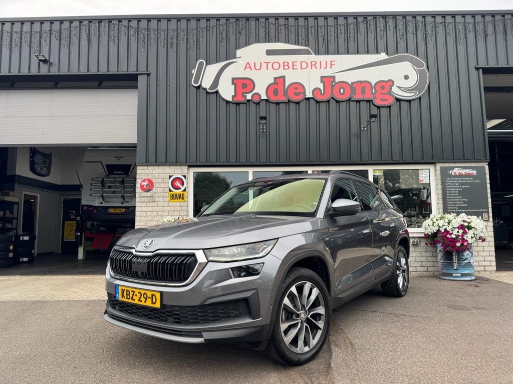 Škoda Kodiaq Skoda Kodiaq 1.5 TSI TOUR editie Carplay Stoelverwarming Deurbeschermers ACC Zonnescherm erg vol!