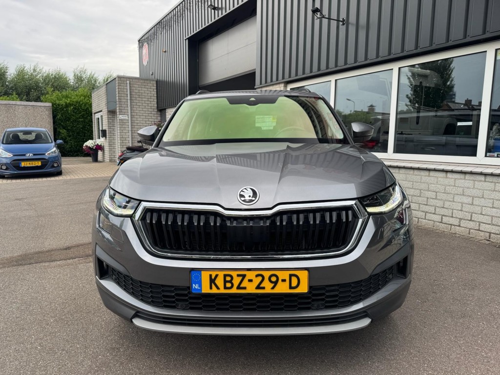 Škoda Kodiaq Skoda Kodiaq 1.5 TSI TOUR editie Carplay Stoelverwarming Deurbeschermers ACC Zonnescherm erg vol!
