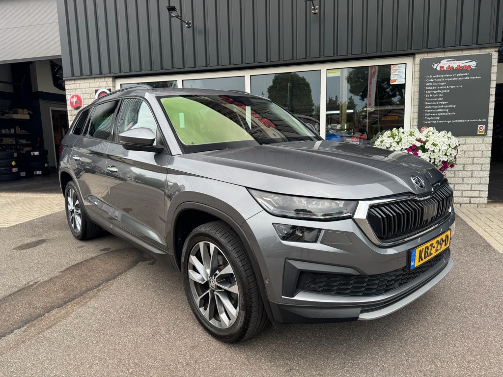 Škoda Kodiaq Skoda Kodiaq 1.5 TSI TOUR editie Carplay Stoelverwarming Deurbeschermers ACC Zonnescherm erg vol!