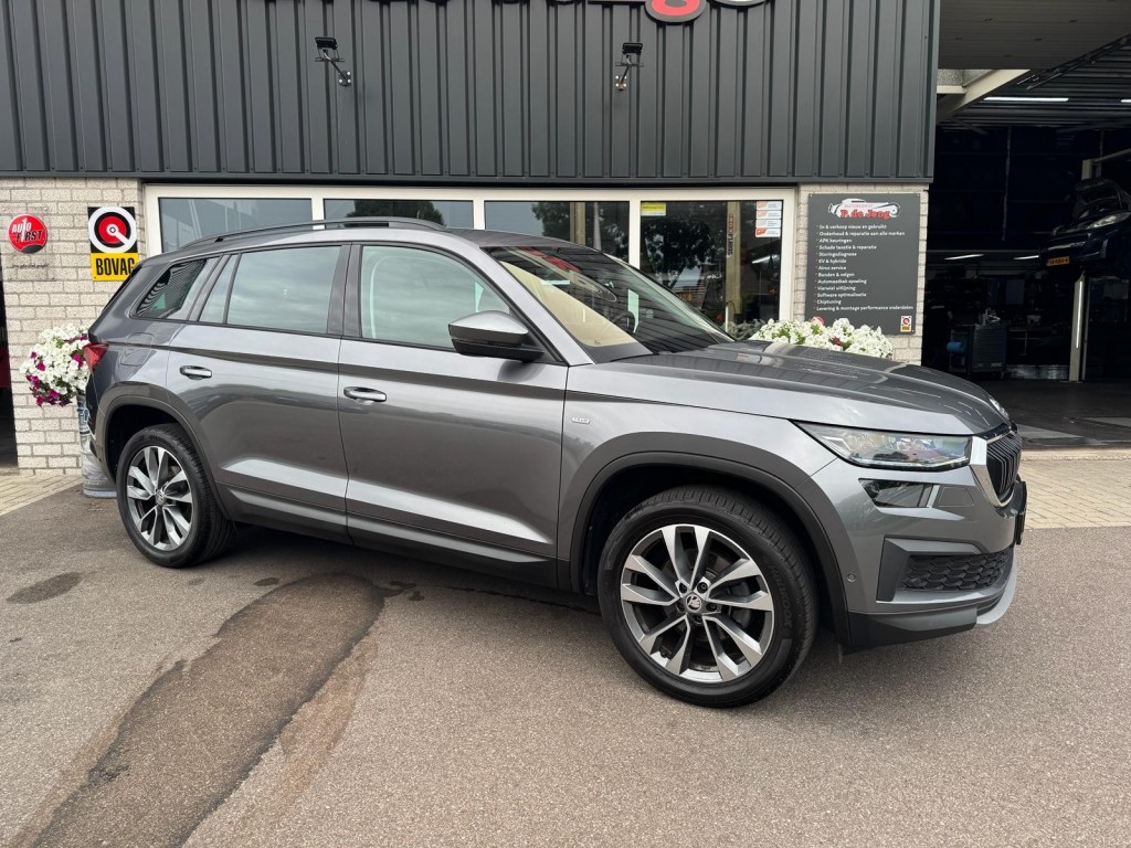 Škoda Kodiaq Skoda Kodiaq 1.5 TSI TOUR editie Carplay Stoelverwarming Deurbeschermers ACC Zonnescherm erg vol!
