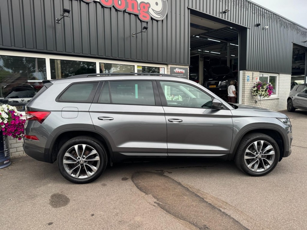 Škoda Kodiaq Skoda Kodiaq 1.5 TSI TOUR editie Carplay Stoelverwarming Deurbeschermers ACC Zonnescherm erg vol!