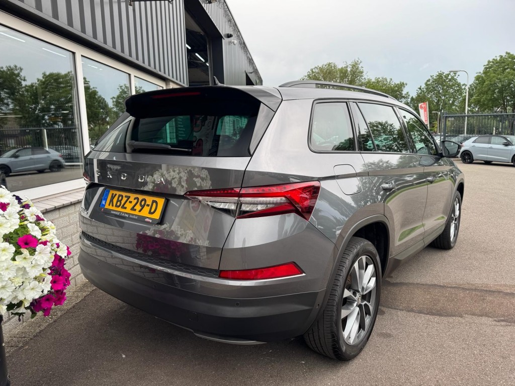 Škoda Kodiaq Skoda Kodiaq 1.5 TSI TOUR editie Carplay Stoelverwarming Deurbeschermers ACC Zonnescherm erg vol!