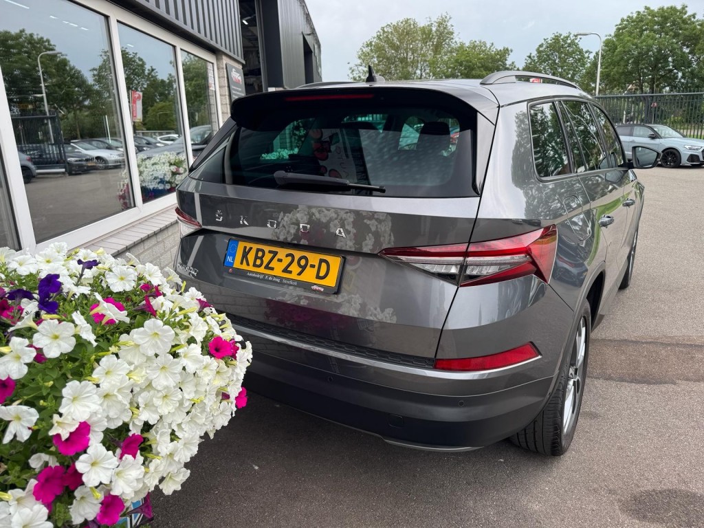 Škoda Kodiaq Skoda Kodiaq 1.5 TSI TOUR editie Carplay Stoelverwarming Deurbeschermers ACC Zonnescherm erg vol!