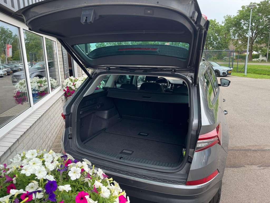 Škoda Kodiaq Skoda Kodiaq 1.5 TSI TOUR editie Carplay Stoelverwarming Deurbeschermers ACC Zonnescherm erg vol!