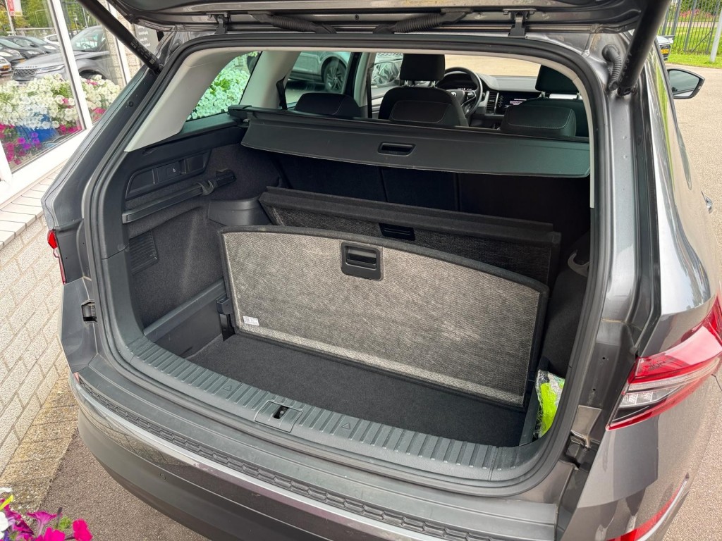 Škoda Kodiaq Skoda Kodiaq 1.5 TSI TOUR editie Carplay Stoelverwarming Deurbeschermers ACC Zonnescherm erg vol!
