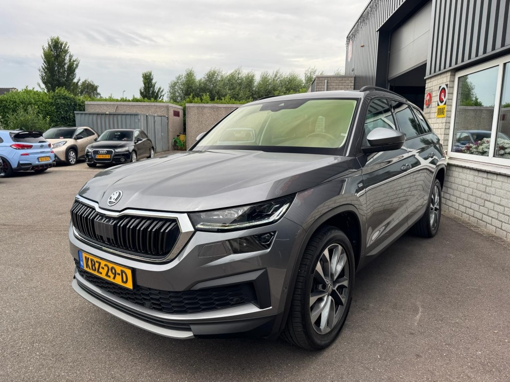Škoda Kodiaq Skoda Kodiaq 1.5 TSI TOUR editie Carplay Stoelverwarming Deurbeschermers ACC Zonnescherm erg vol!