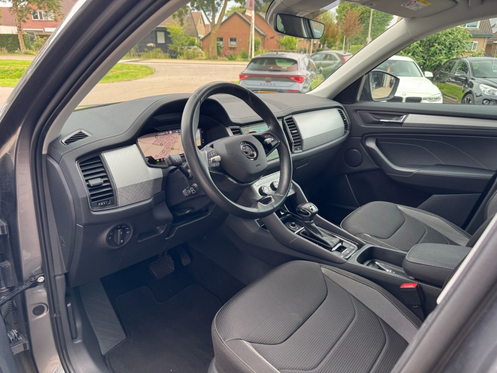 Škoda Kodiaq Skoda Kodiaq 1.5 TSI TOUR editie Carplay Stoelverwarming Deurbeschermers ACC Zonnescherm erg vol!