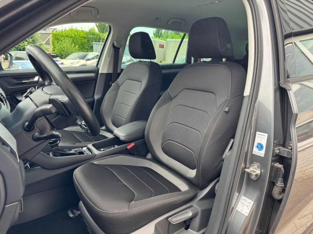 Škoda Kodiaq Skoda Kodiaq 1.5 TSI TOUR editie Carplay Stoelverwarming Deurbeschermers ACC Zonnescherm erg vol!