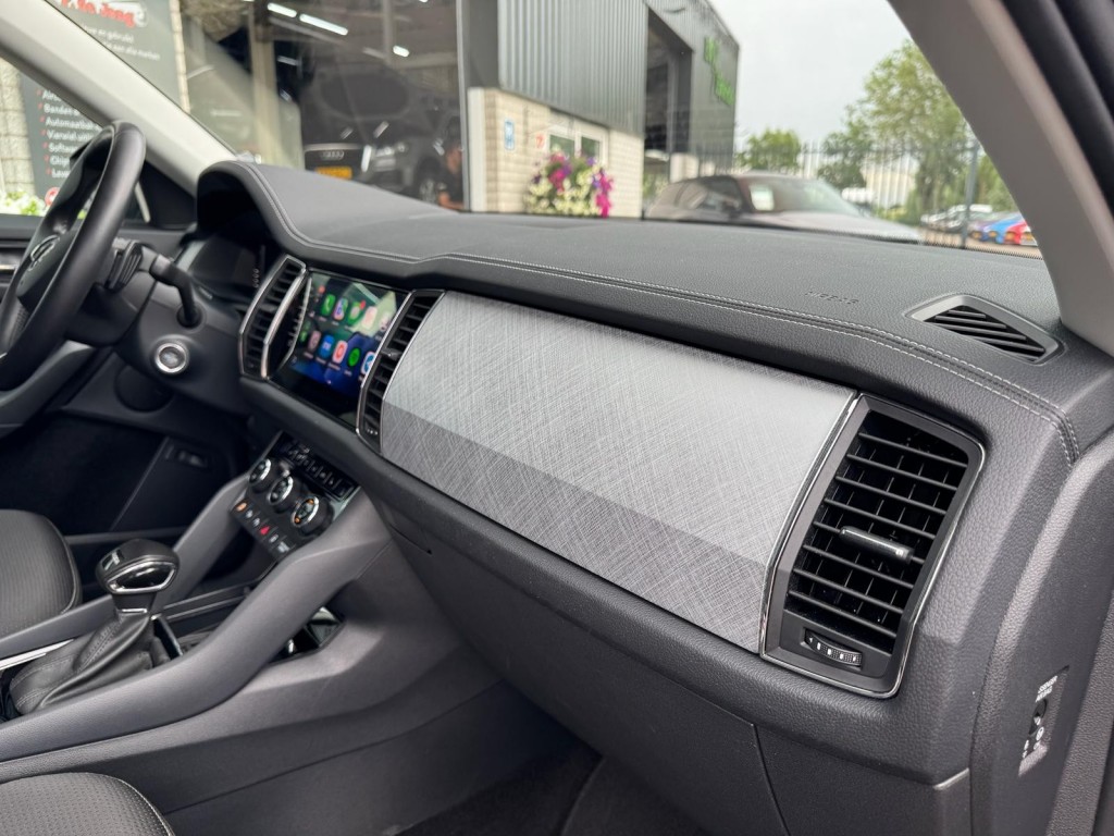 Škoda Kodiaq Skoda Kodiaq 1.5 TSI TOUR editie Carplay Stoelverwarming Deurbeschermers ACC Zonnescherm erg vol!