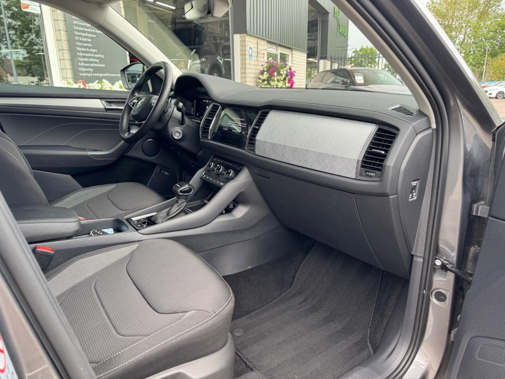 Škoda Kodiaq Skoda Kodiaq 1.5 TSI TOUR editie Carplay Stoelverwarming Deurbeschermers ACC Zonnescherm erg vol!