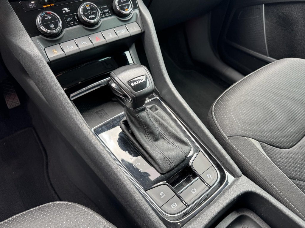 Škoda Kodiaq Skoda Kodiaq 1.5 TSI TOUR editie Carplay Stoelverwarming Deurbeschermers ACC Zonnescherm erg vol!
