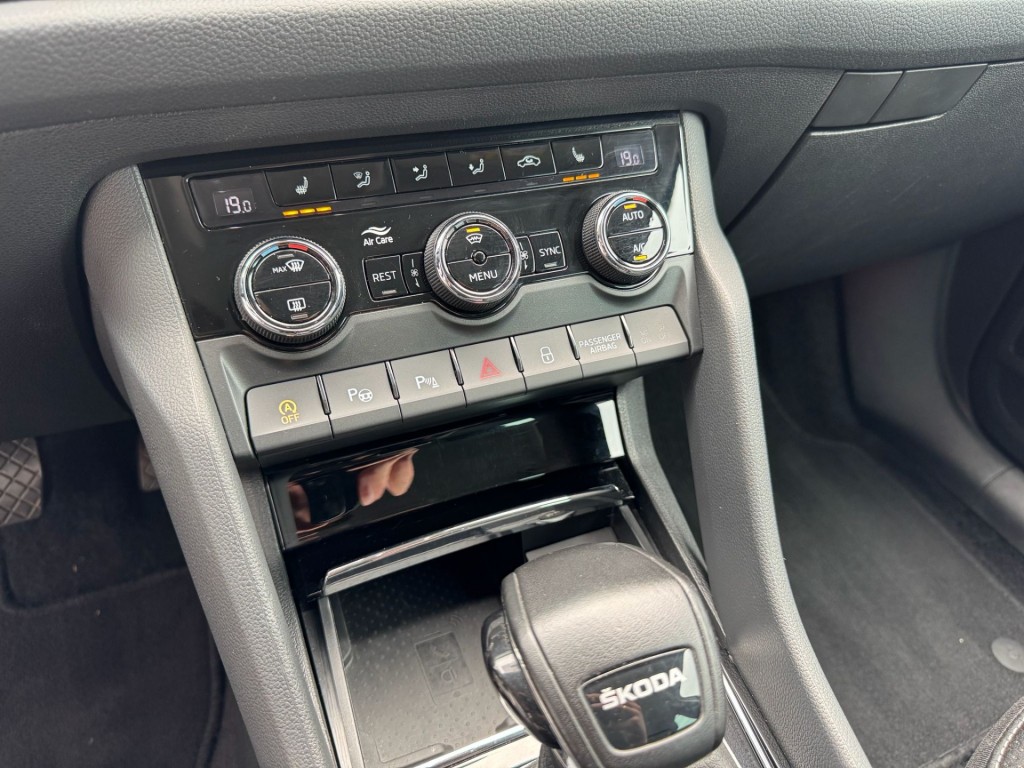 Škoda Kodiaq Skoda Kodiaq 1.5 TSI TOUR editie Carplay Stoelverwarming Deurbeschermers ACC Zonnescherm erg vol!