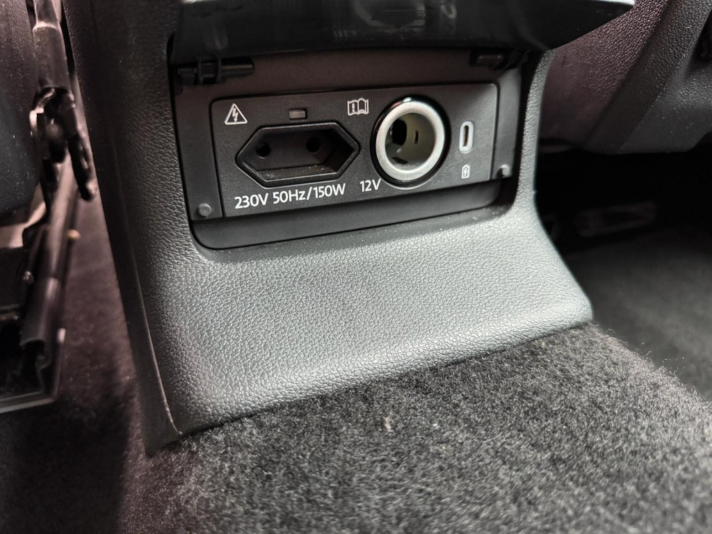 Škoda Kodiaq Skoda Kodiaq 1.5 TSI TOUR editie Carplay Stoelverwarming Deurbeschermers ACC Zonnescherm erg vol!