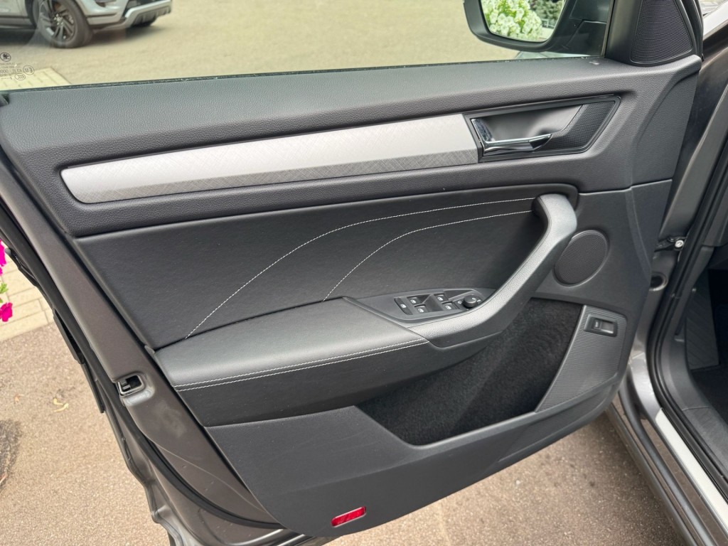 Škoda Kodiaq Skoda Kodiaq 1.5 TSI TOUR editie Carplay Stoelverwarming Deurbeschermers ACC Zonnescherm erg vol!