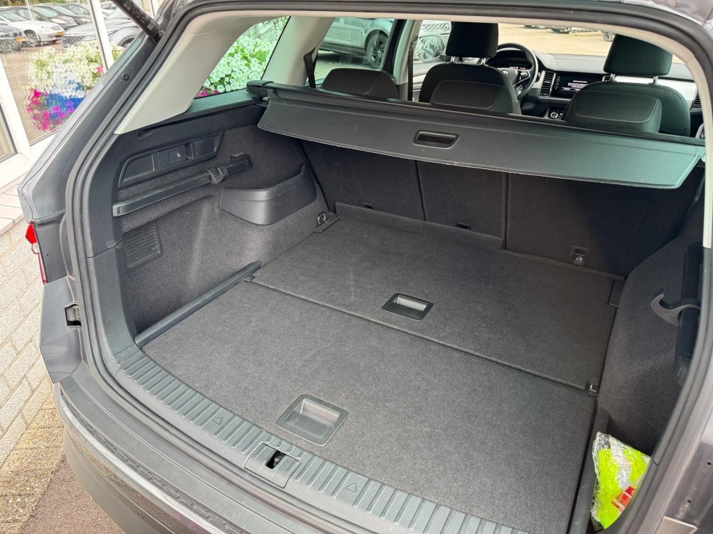 Škoda Kodiaq Skoda Kodiaq 1.5 TSI TOUR editie Carplay Stoelverwarming Deurbeschermers ACC Zonnescherm erg vol!