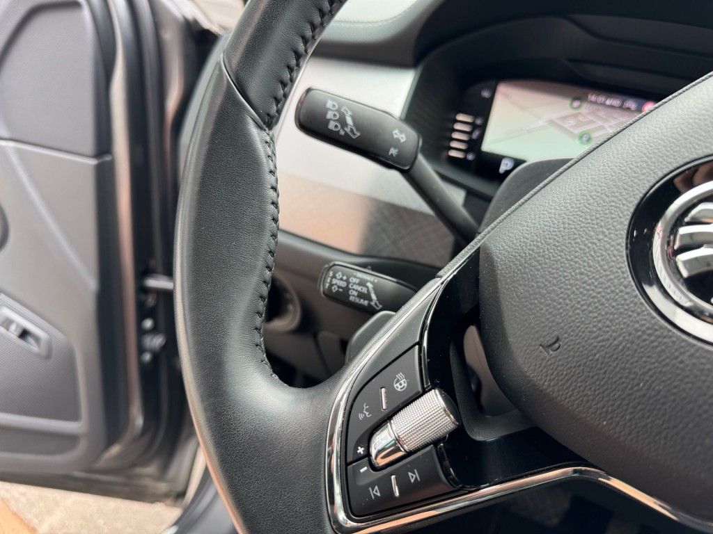 Škoda Kodiaq Skoda Kodiaq 1.5 TSI TOUR editie Carplay Stoelverwarming Deurbeschermers ACC Zonnescherm erg vol!