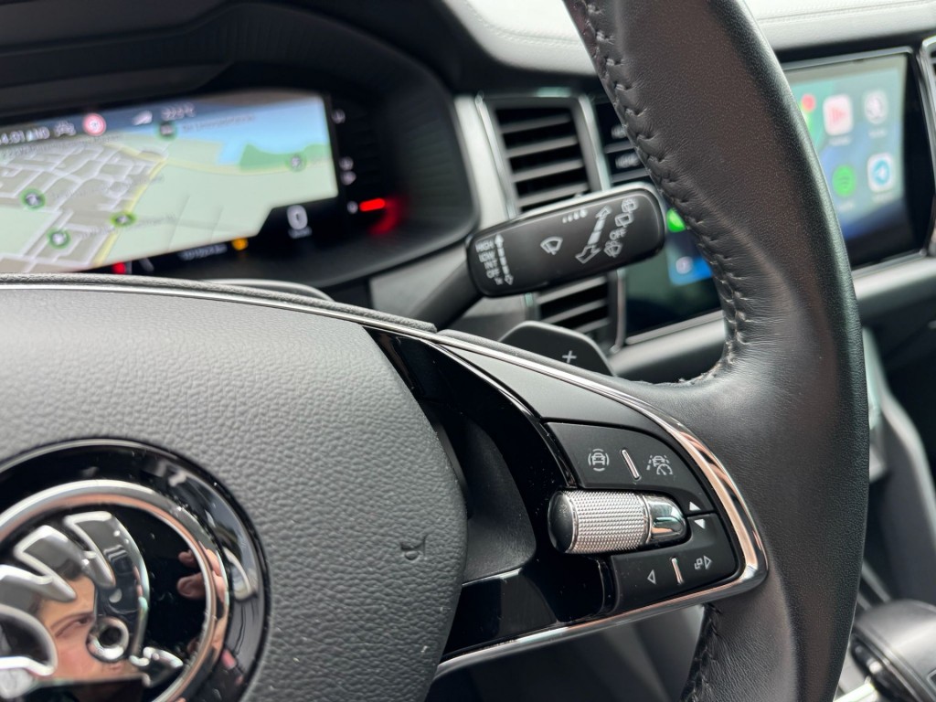 Škoda Kodiaq Skoda Kodiaq 1.5 TSI TOUR editie Carplay Stoelverwarming Deurbeschermers ACC Zonnescherm erg vol!
