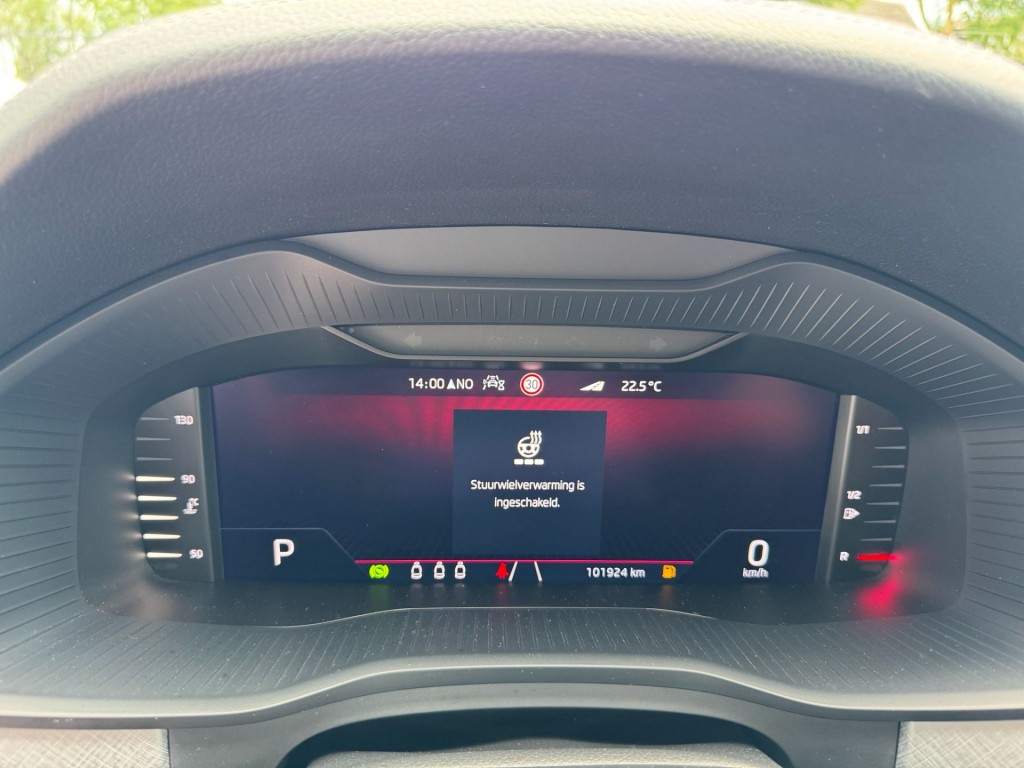 Škoda Kodiaq Skoda Kodiaq 1.5 TSI TOUR editie Carplay Stoelverwarming Deurbeschermers ACC Zonnescherm erg vol!