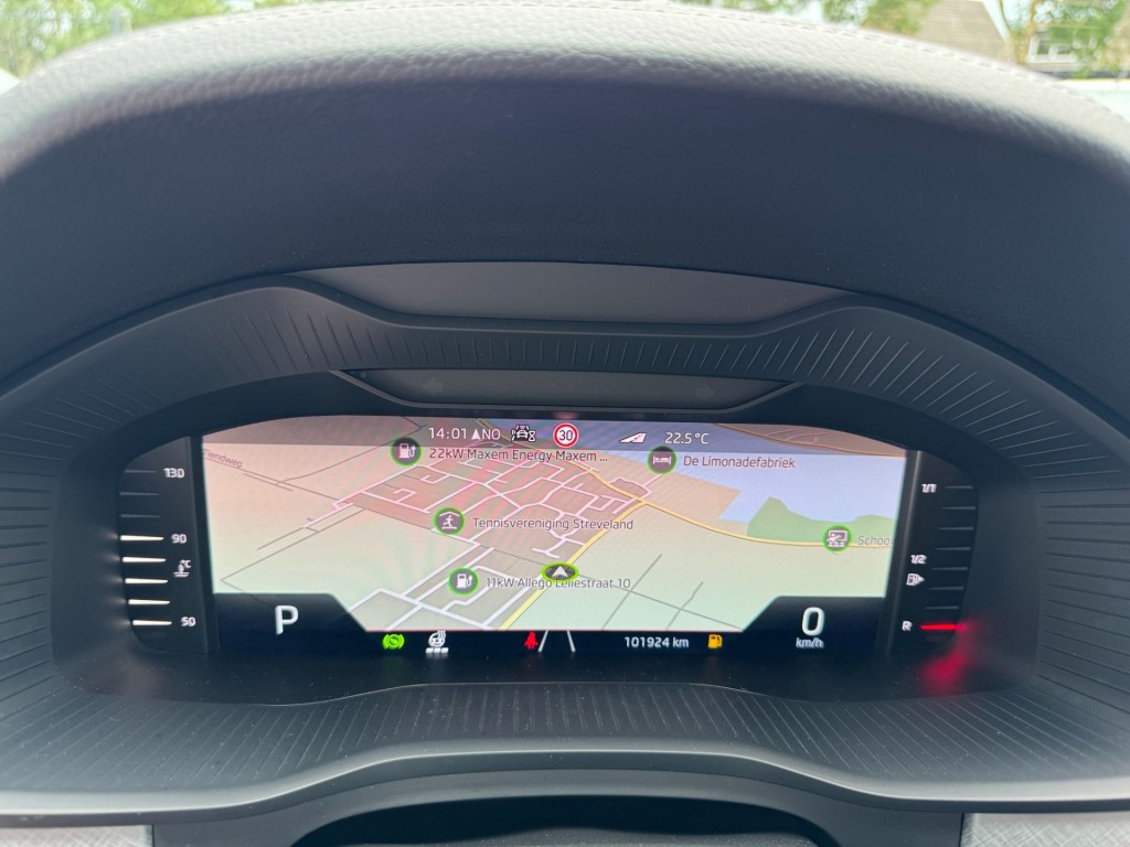 Škoda Kodiaq Skoda Kodiaq 1.5 TSI TOUR editie Carplay Stoelverwarming Deurbeschermers ACC Zonnescherm erg vol!