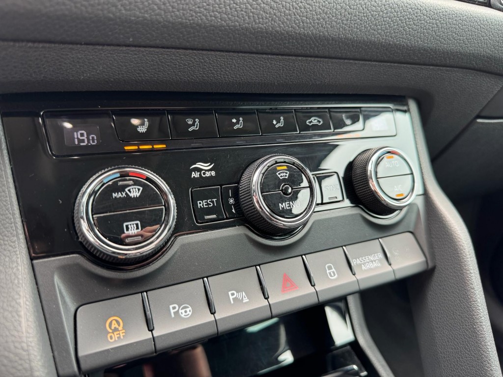Škoda Kodiaq Skoda Kodiaq 1.5 TSI TOUR editie Carplay Stoelverwarming Deurbeschermers ACC Zonnescherm erg vol!
