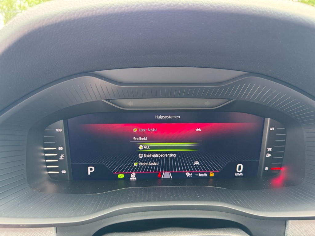 Škoda Kodiaq Skoda Kodiaq 1.5 TSI TOUR editie Carplay Stoelverwarming Deurbeschermers ACC Zonnescherm erg vol!