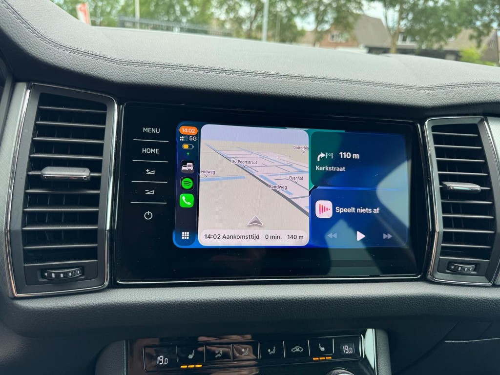 Škoda Kodiaq Skoda Kodiaq 1.5 TSI TOUR editie Carplay Stoelverwarming Deurbeschermers ACC Zonnescherm erg vol!