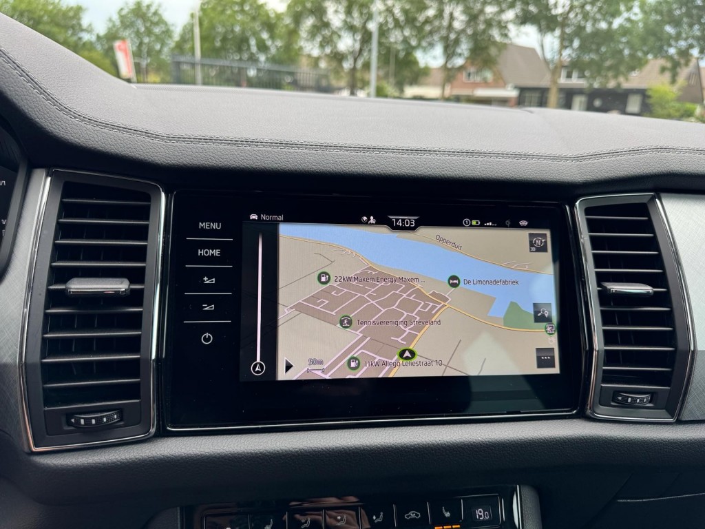 Škoda Kodiaq Skoda Kodiaq 1.5 TSI TOUR editie Carplay Stoelverwarming Deurbeschermers ACC Zonnescherm erg vol!
