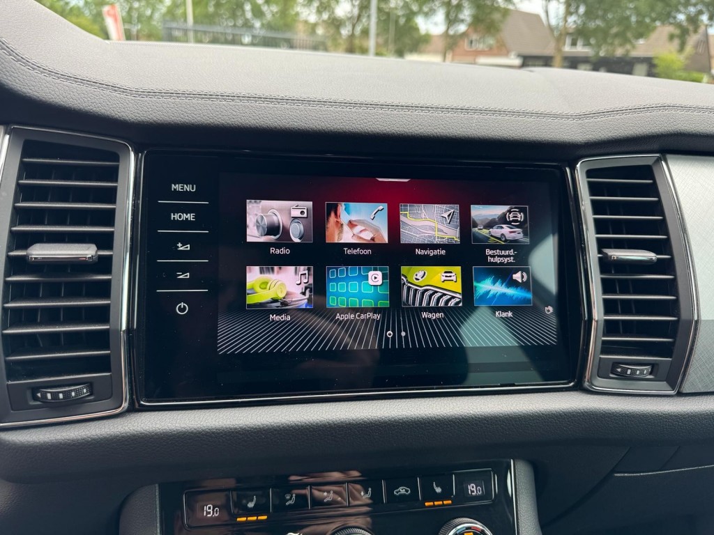 Škoda Kodiaq Skoda Kodiaq 1.5 TSI TOUR editie Carplay Stoelverwarming Deurbeschermers ACC Zonnescherm erg vol!